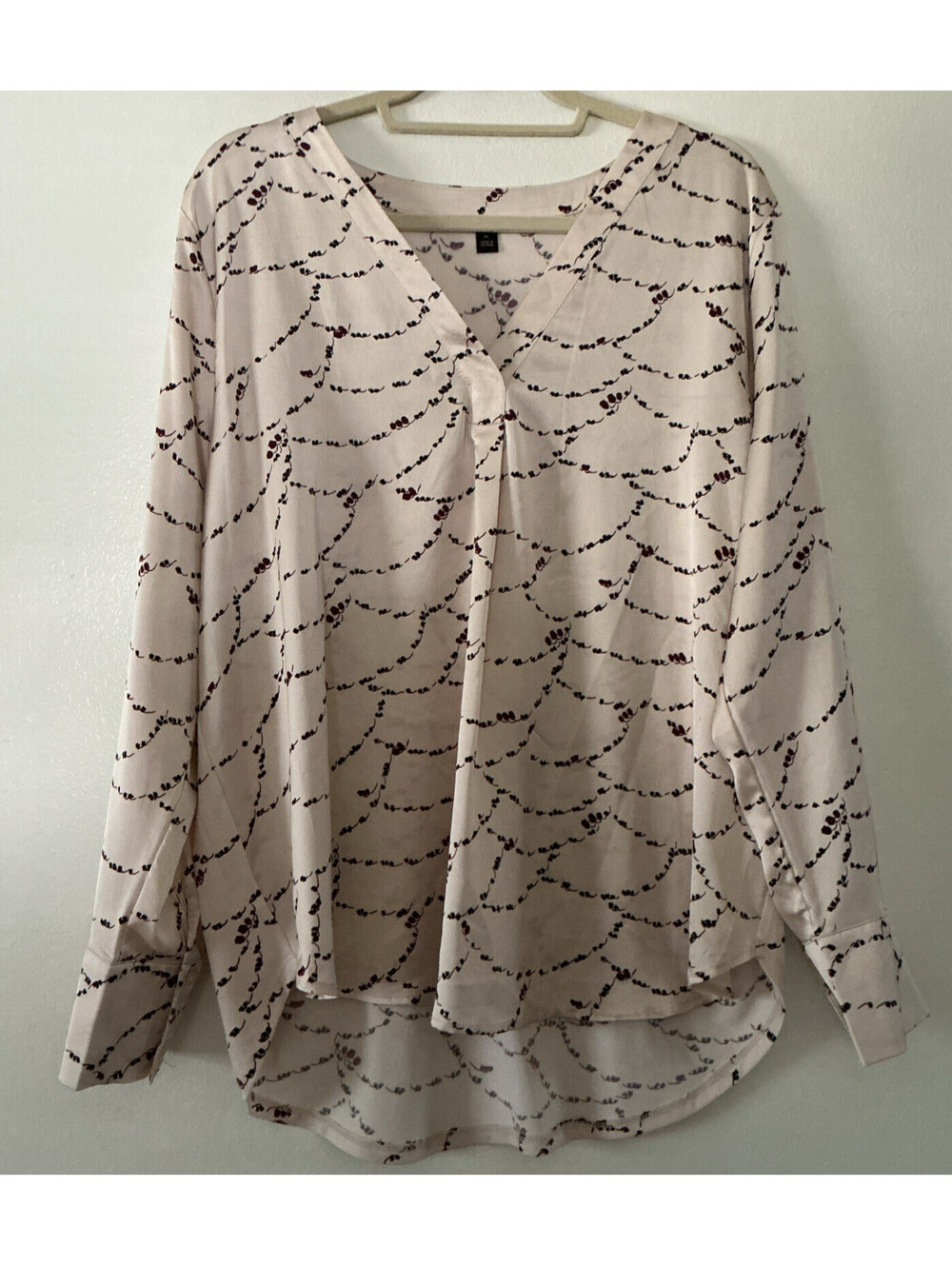 Ann Taylor XL Top Geometric V-Neck Blouse Long Sleeve 4 Button Cuff